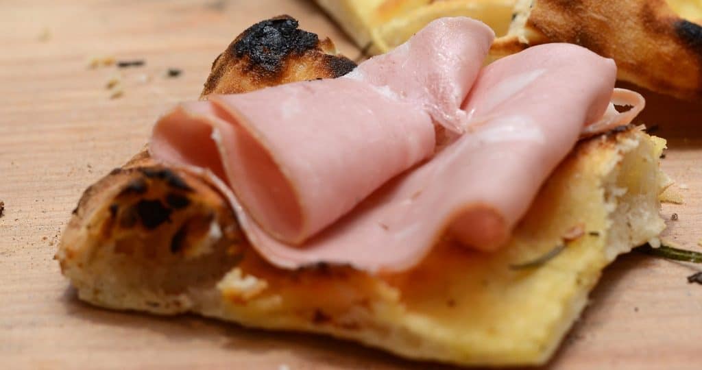 Come fare la pizza a casa: ricetta, video e consigli per farla croccante come fare la pizza ETR 1405 1 1024x540 - Come fare la pizza a casa: ricetta, video e consigli per farla croccante